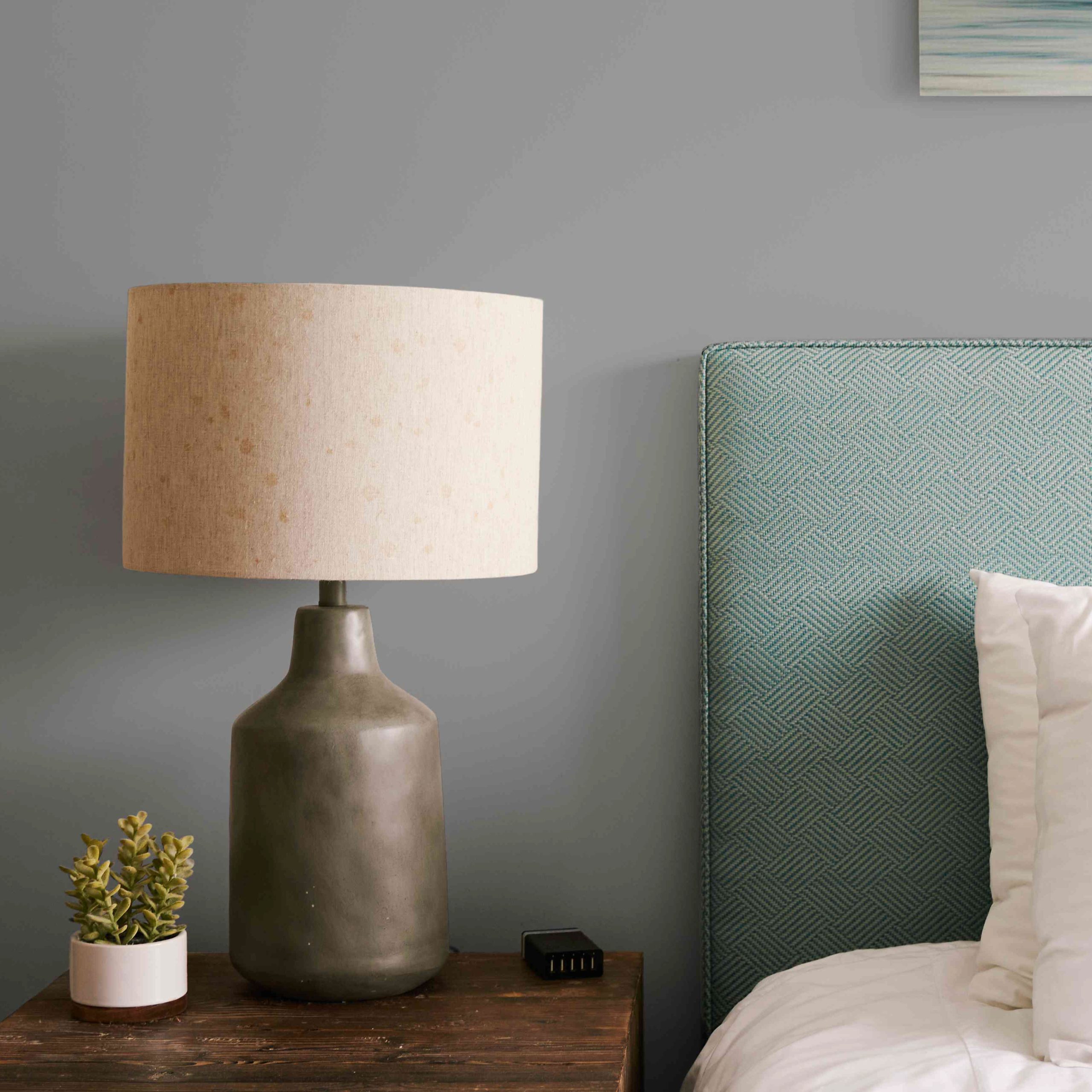 Enhancing Bedroom Ambience with Wall-Mounted Bedside Lights